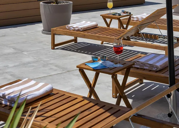 Luxury Nugal- Heated Pool Apartment *